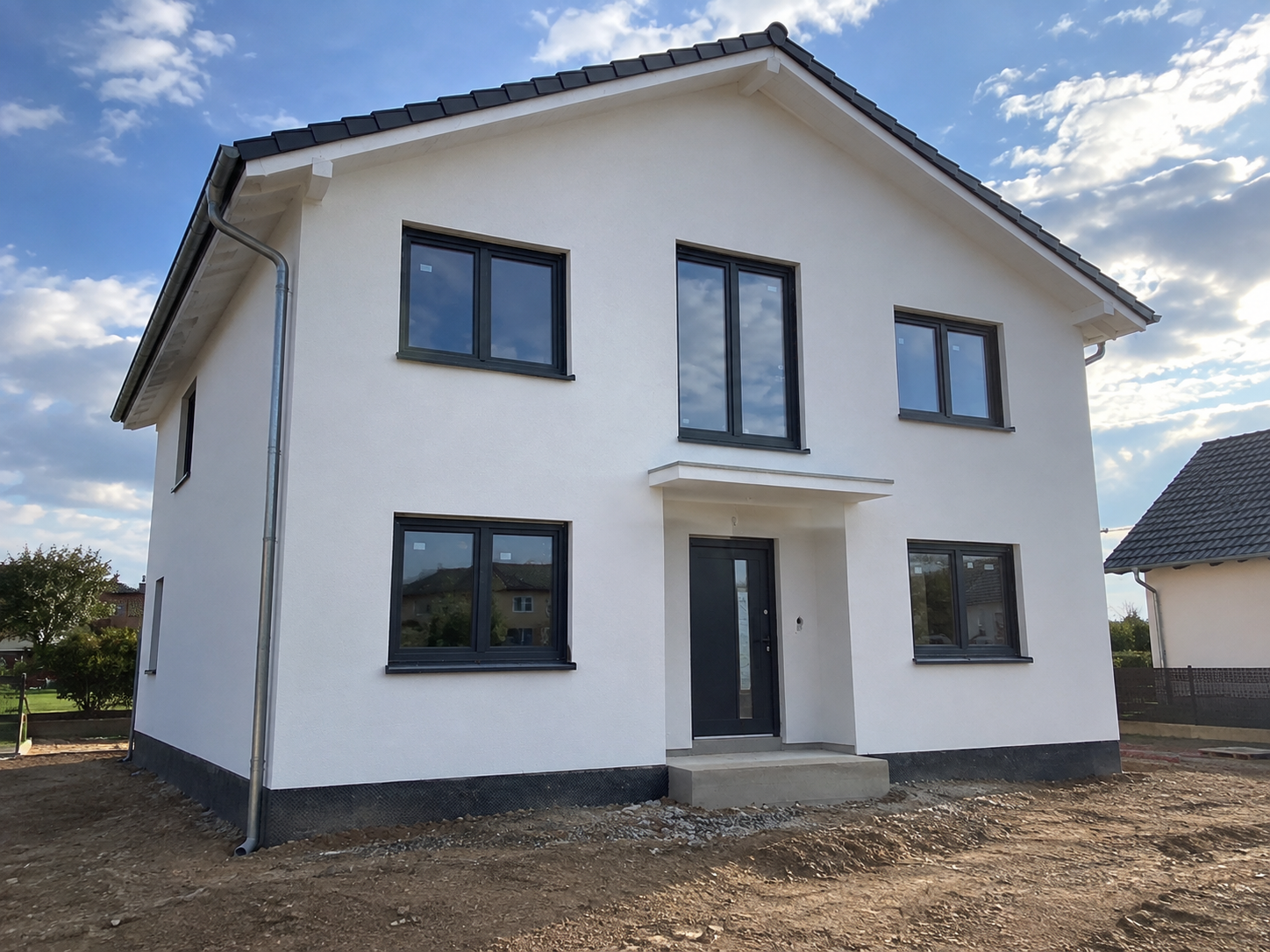 Fassade – Neubau mit heller Fassade